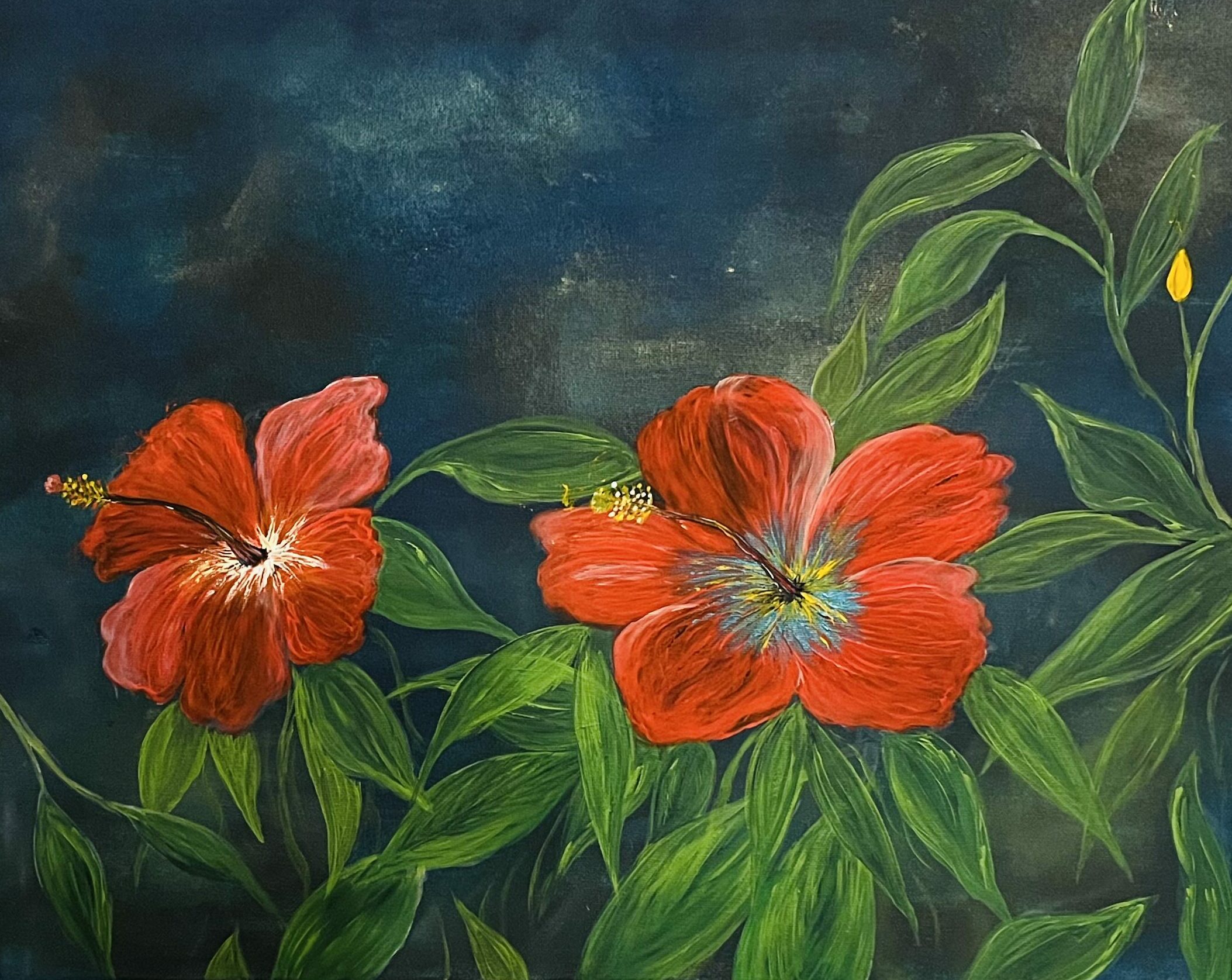 fleurs rouge sur un fond vert et bleu foncé